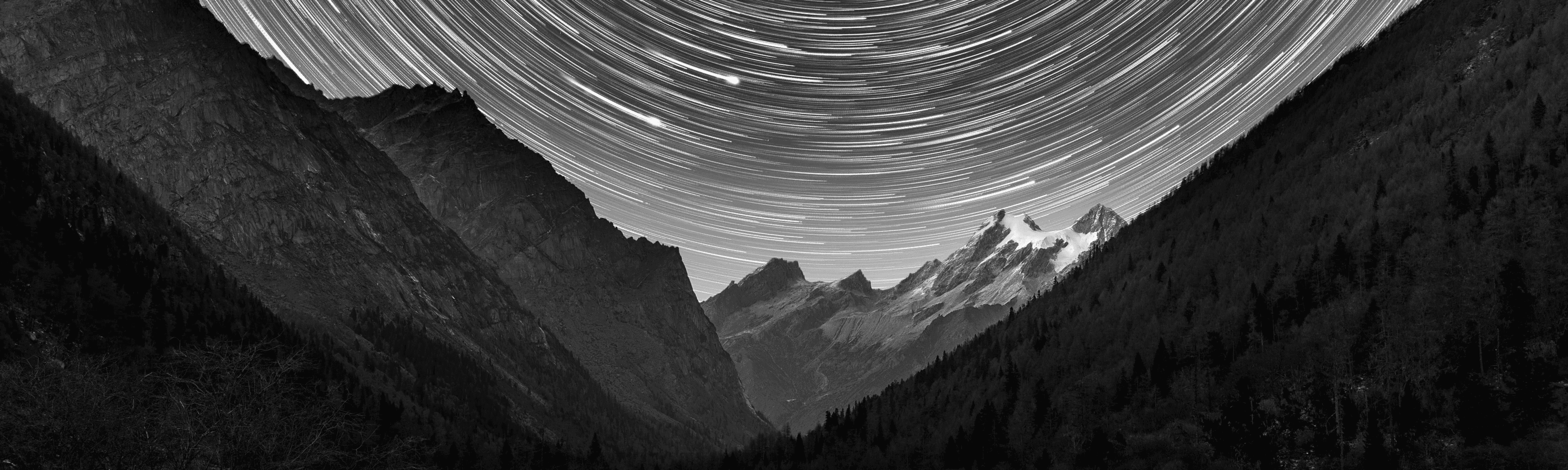 Header zeigt Sterne und Himmelbewegung im Timelapse.