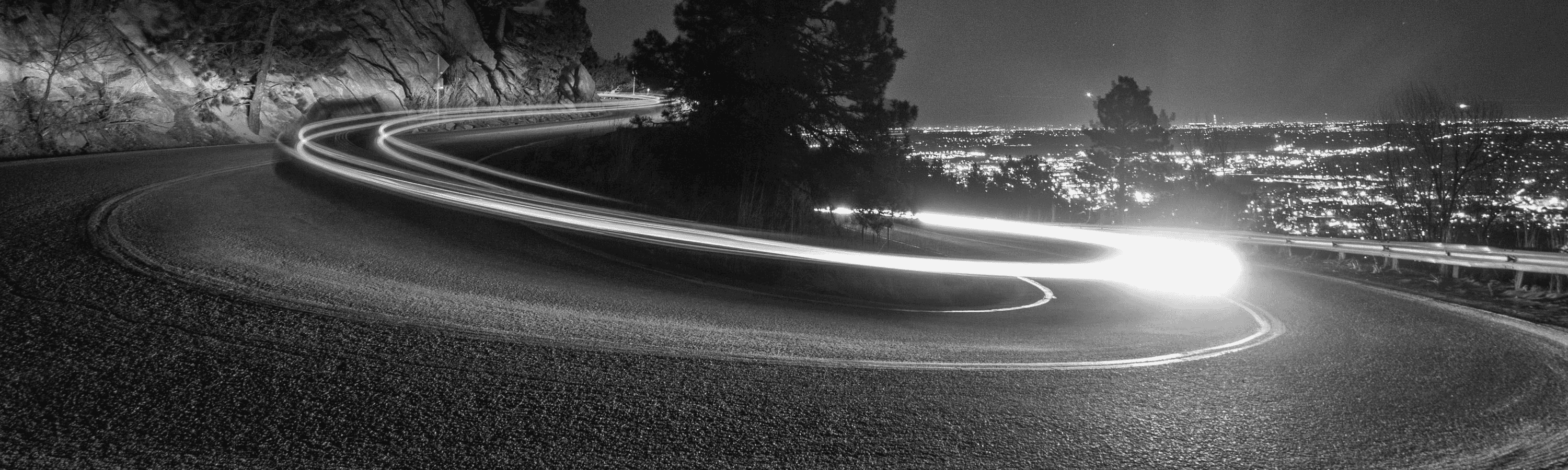 Header Straßenkurve im Timelapse-Modus.