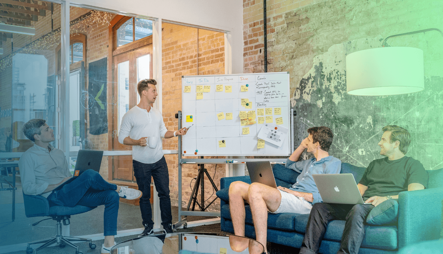 Header zeigt Team Meeting im Office. Das Setting gehört zum Thema New Work.