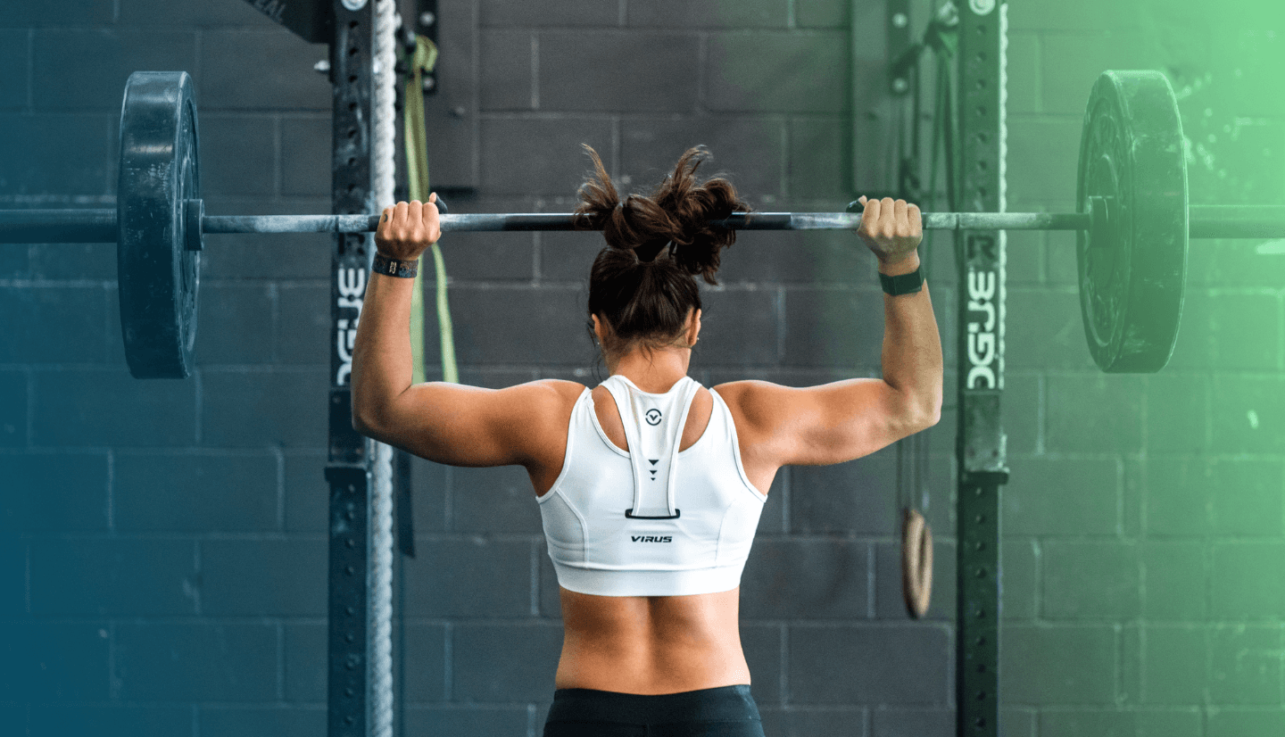 Header mit Frau im Fitnessstudio, die Gewichte hebt.