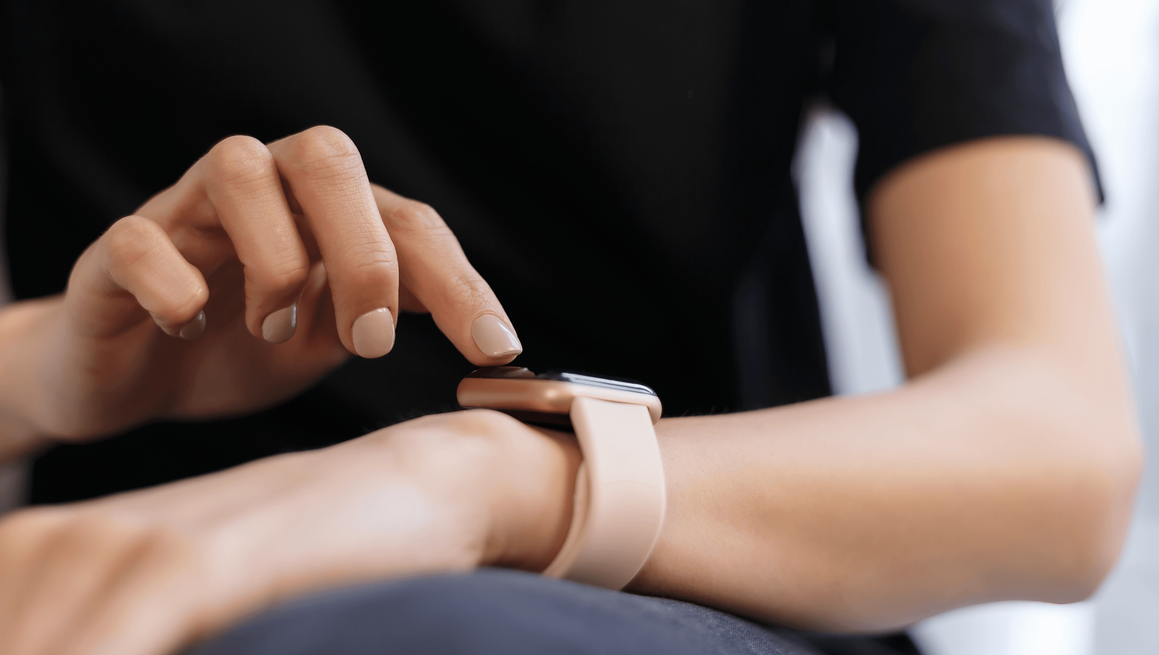 Headerbild zeigt Arm einer Frau mit Smartwatch, die ihre Arbeitszeit in Teilzeit checkt.