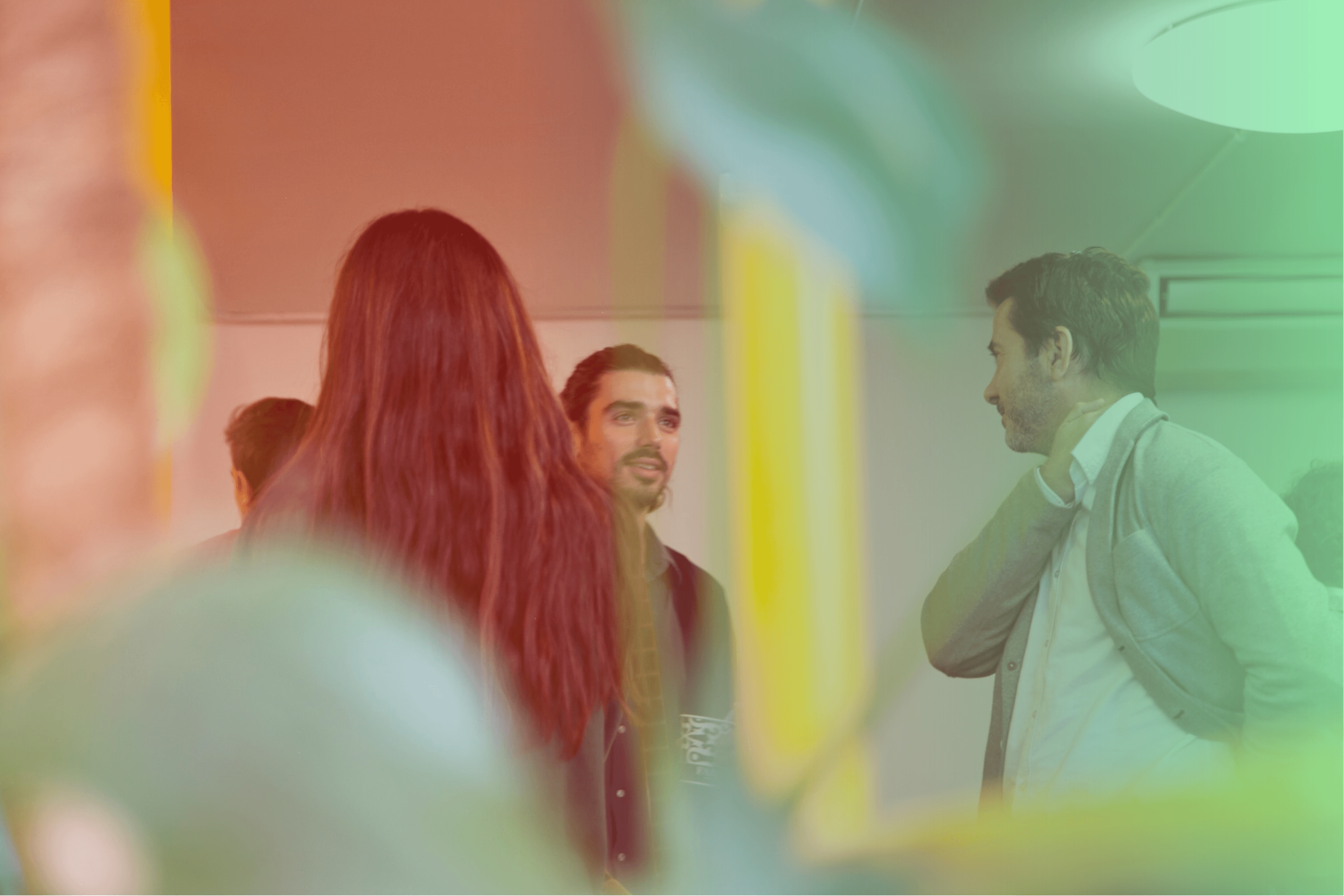 Header mit mehreren Personen auf einem Event.