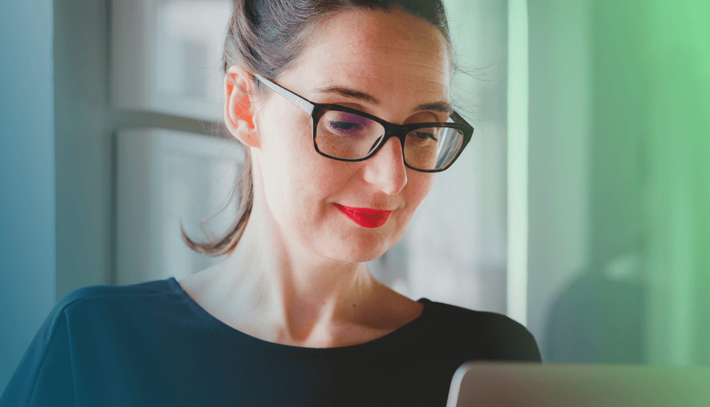 Header mit Frau mit Brille am Laptop zum Thema Hinweisgeberschutzgesetz.