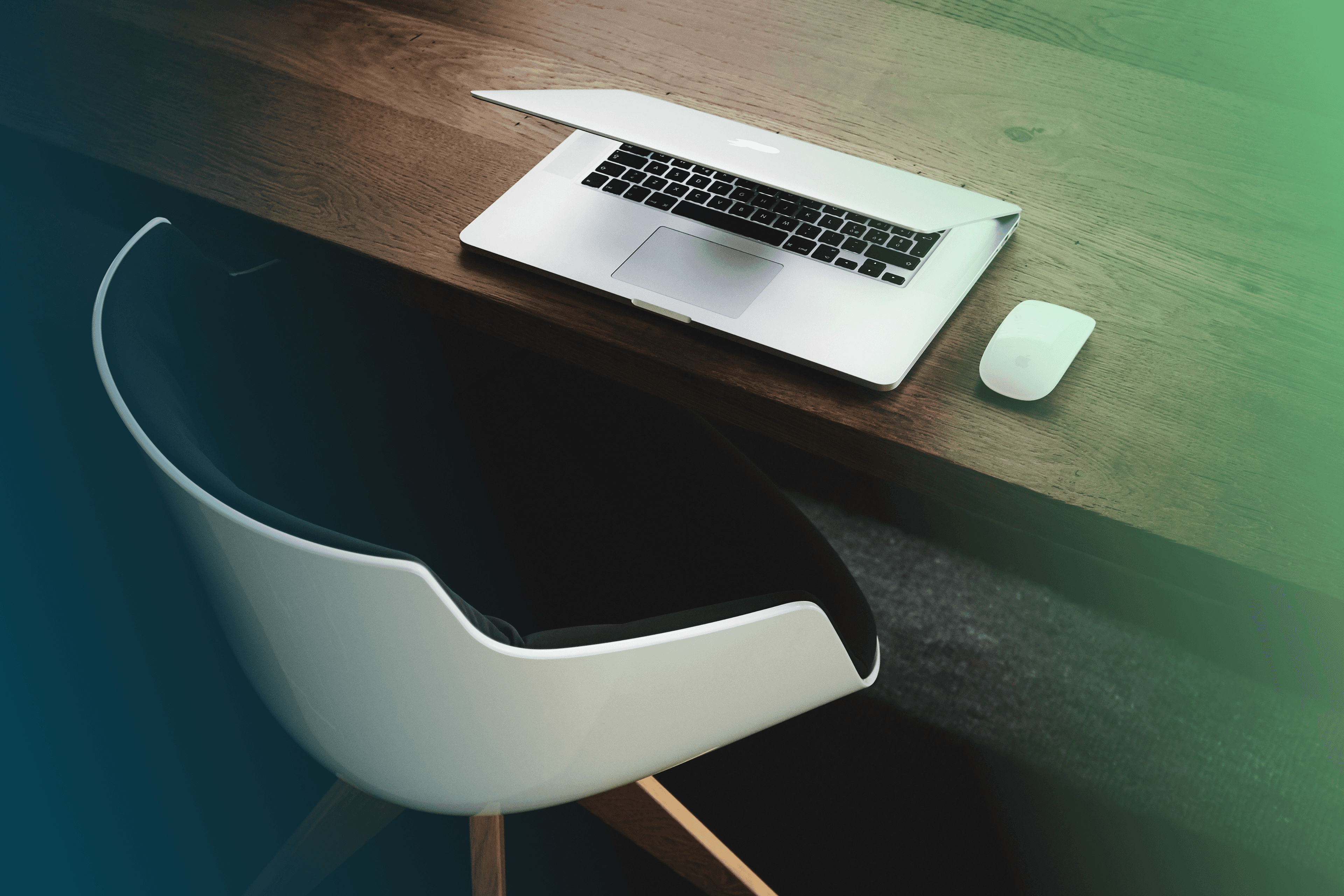 Headerbild mit halbgeschlossenem Laptop und Maus, die auf einem Schreibtisch platziert sind.
