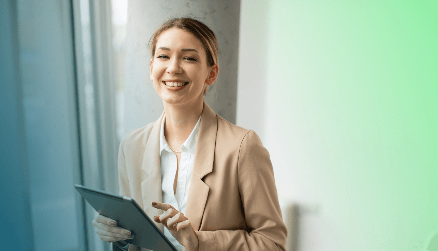 Frau mit Laptop widmet sich dem Thema Arbeitszeiten erfassen.