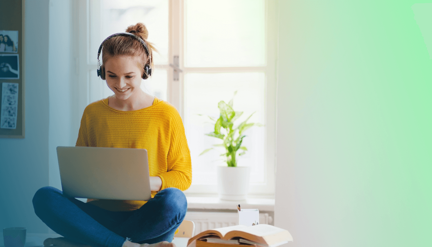 Header zeigt Frau mit Laptop und Kopfhörern, die auf Tisch sitzt und zum Thema Sabbatical mit askDANTE arbeitet.