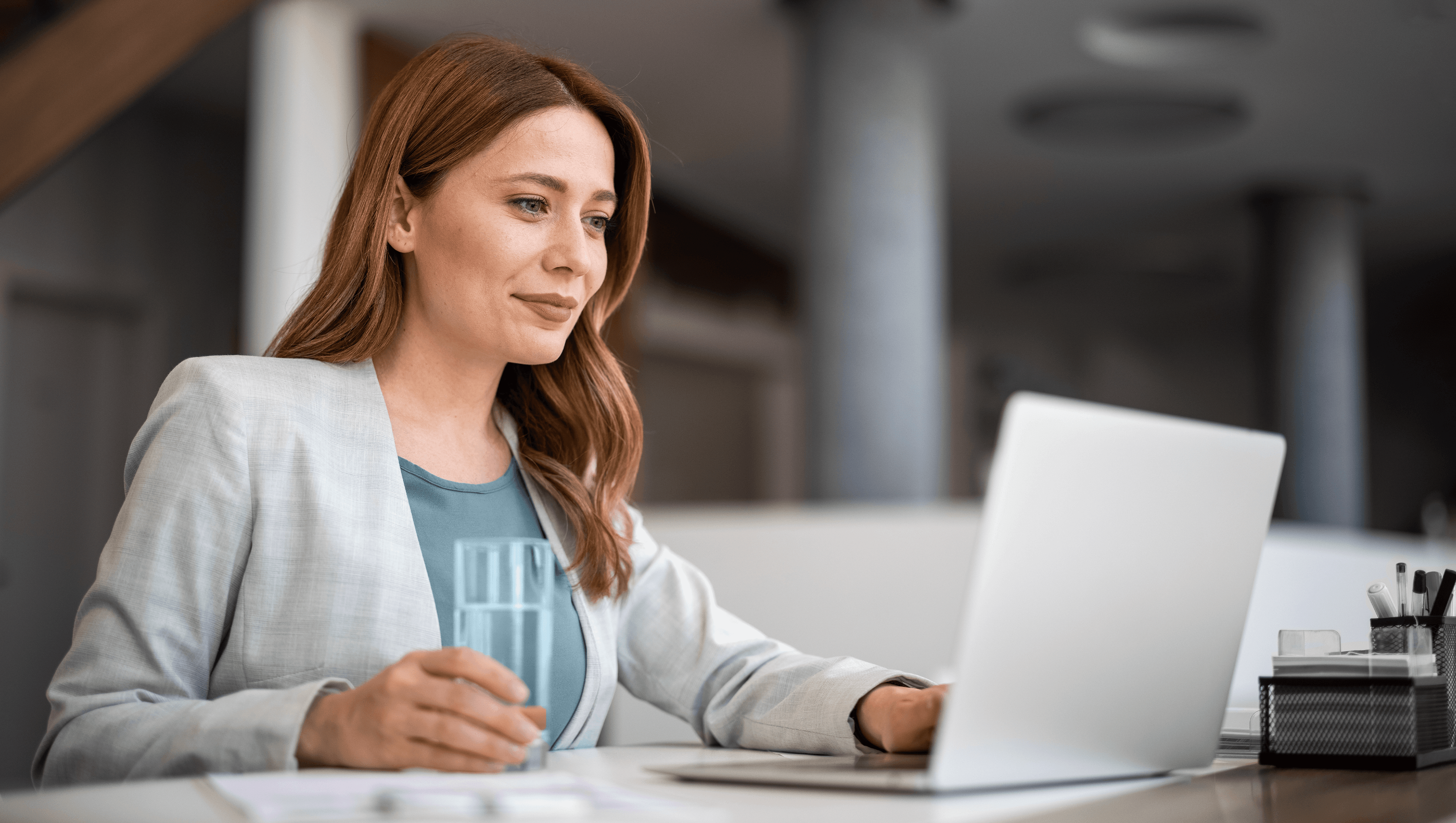 Headerbild zeigt eine Frau vor dem Laptop, die den online Arbeitszeitrecher von askDANTE nutzt, um ihre Arbeitszeit zu berechnen.
