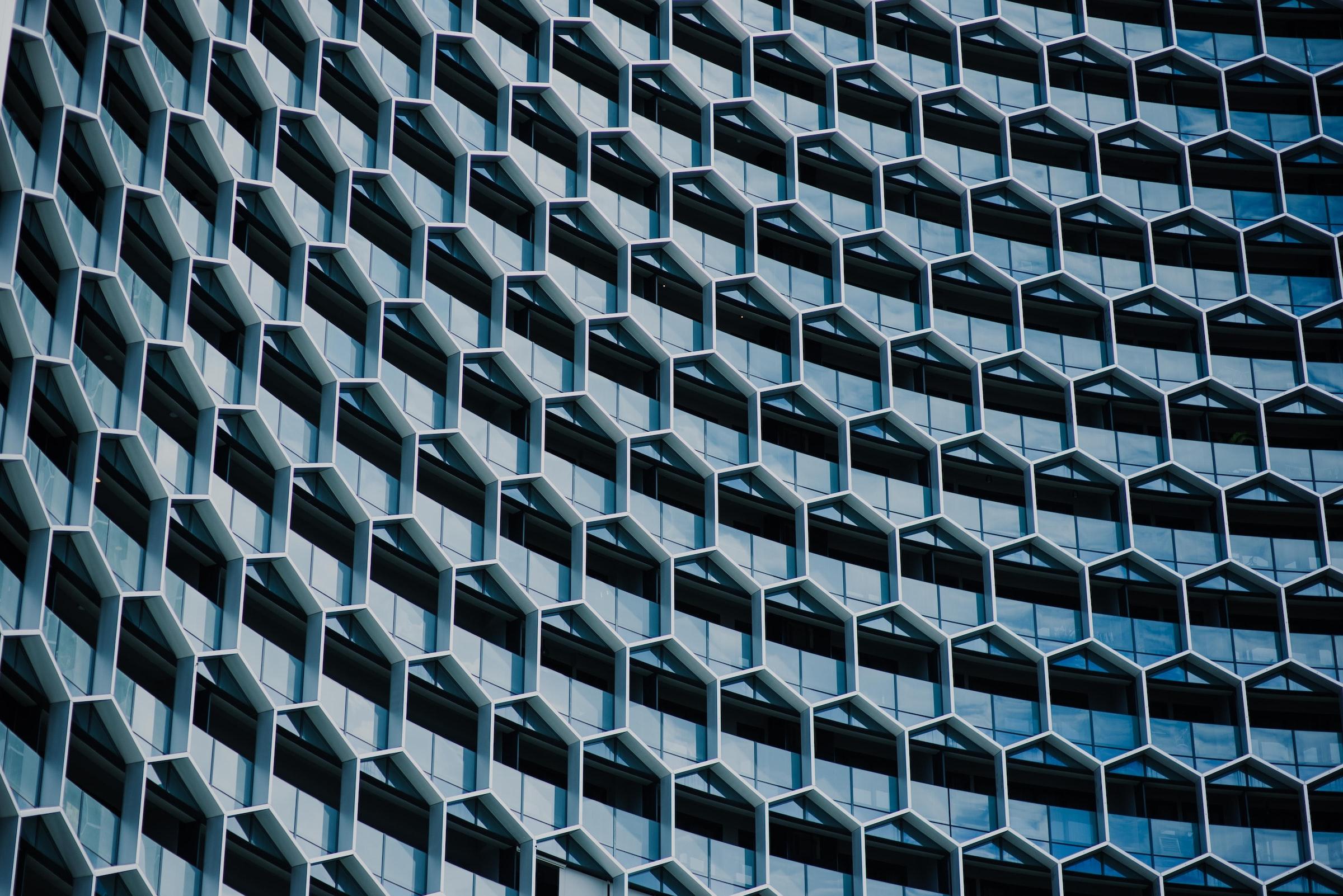 Außenansicht Buerogebaeude mit Fensterglas in Form von Rauten.