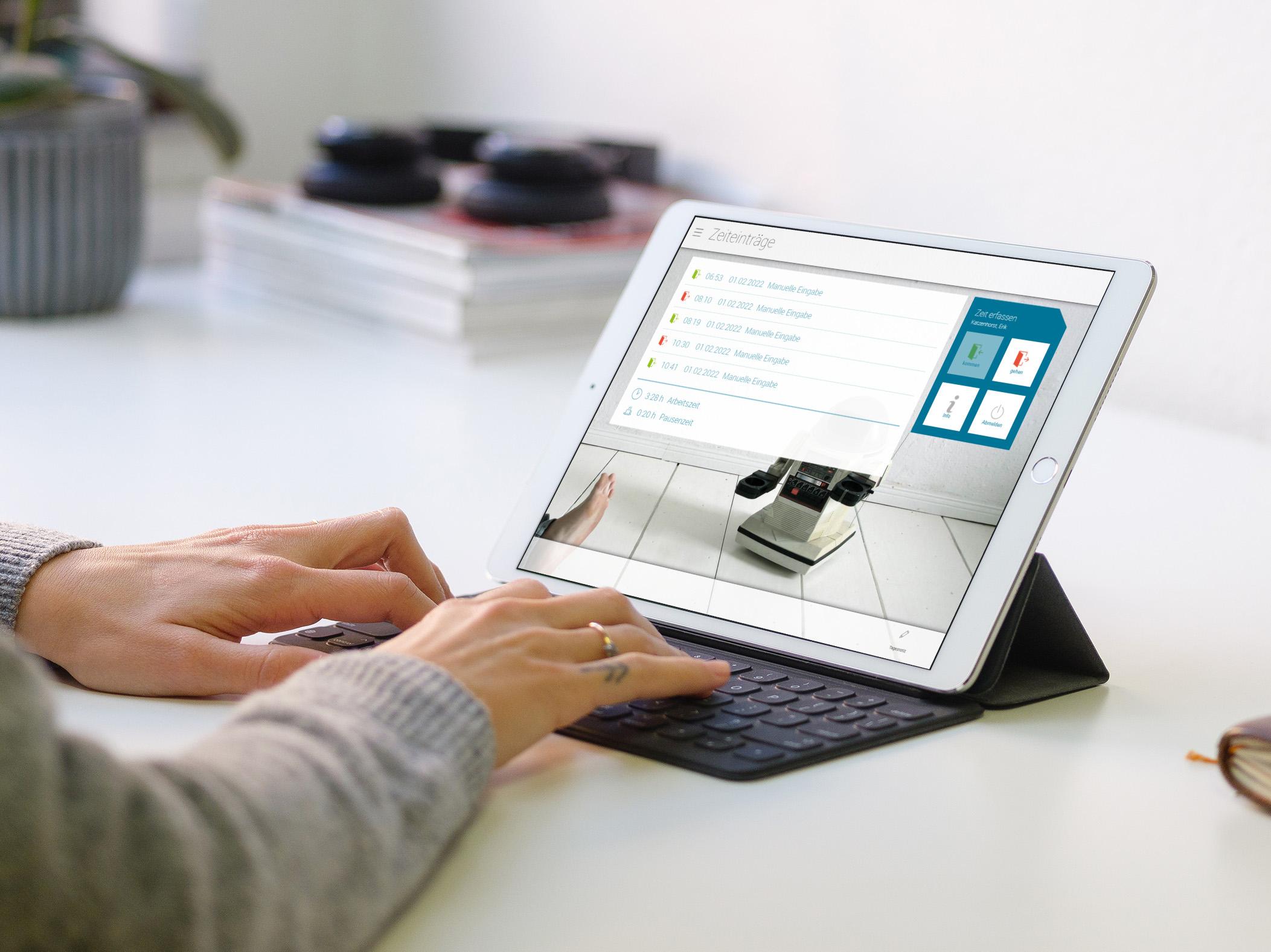 Person, die auf iPad Arbeitszeiten am virtuellem Terminal in der askDANTE Zeiterfassung Cloud erfasst. 