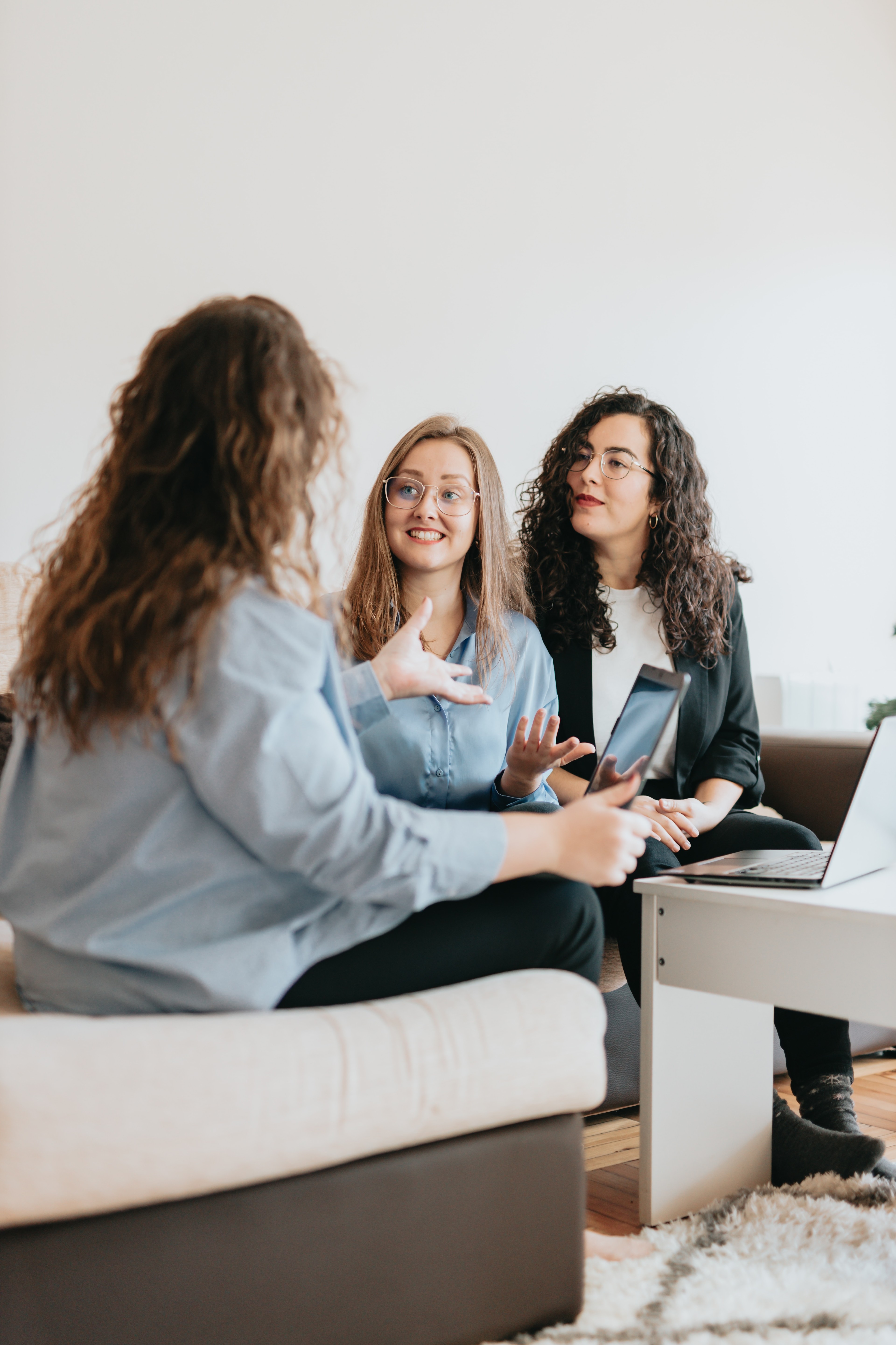 Team aus drei Mitarbeiterinnen im Office arbeitet mit askDANTE am Laptop.