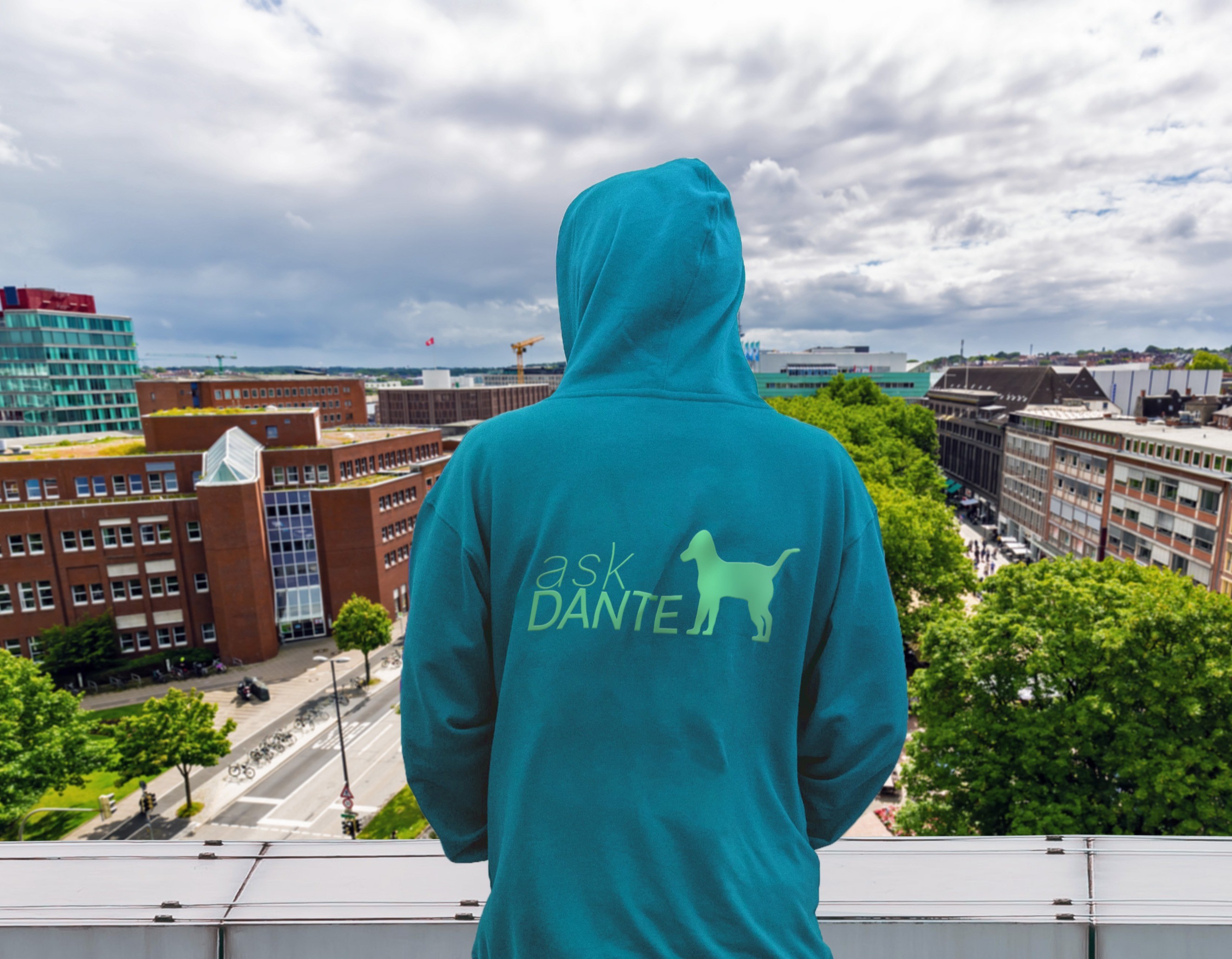 Person mit askDANTE Hoodie auf Dachterasse.