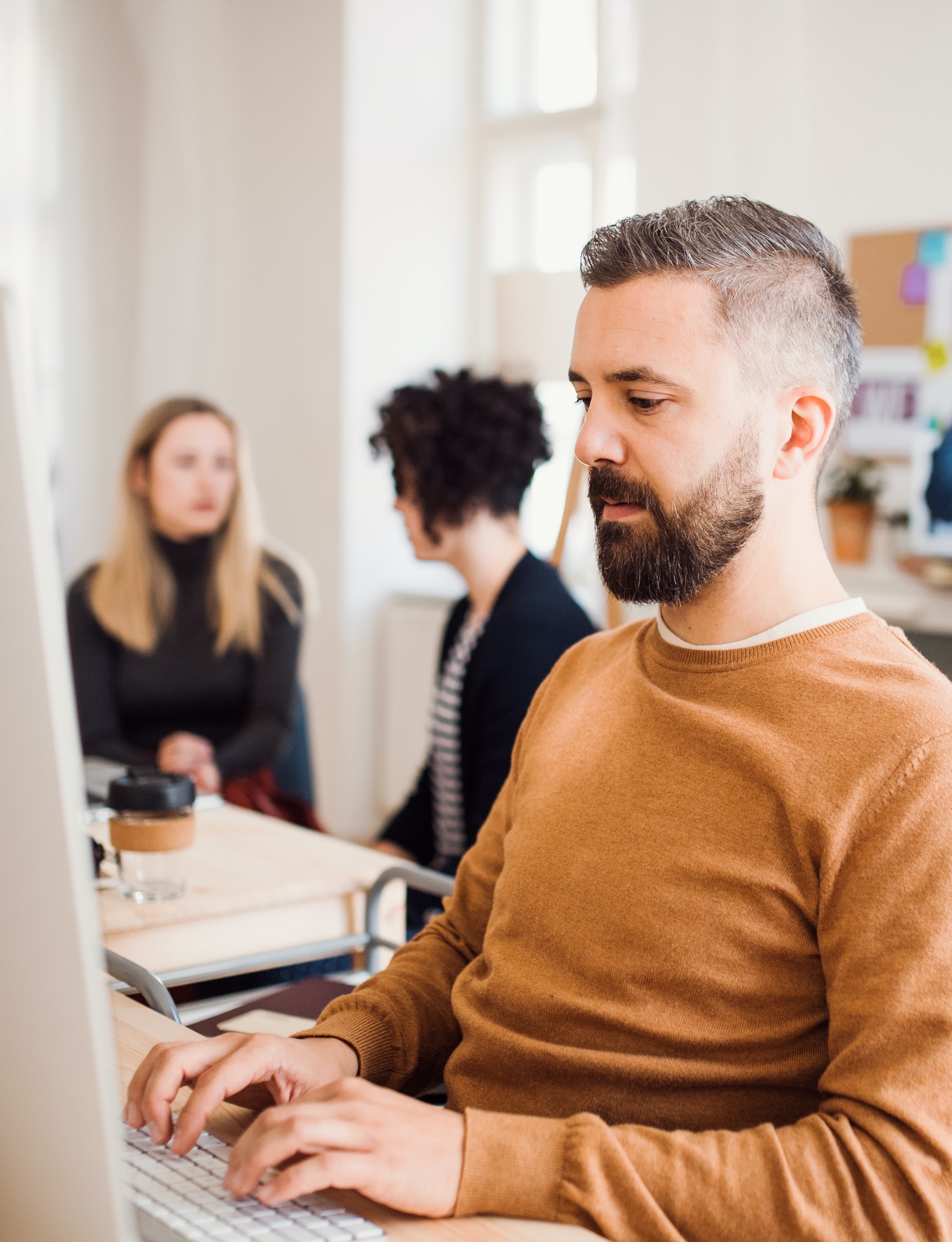 Mitarbeiter im Office arbeitet mit askDANTE am PC.