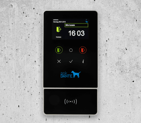askDANTE Hardware-Zeiterfassungsgerät Modell Business für das Ein- und Ausstempeln vor Ort, das an grauer Wand hängt.