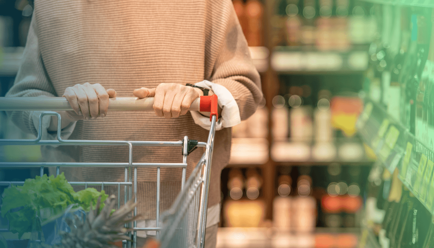 Header zeigt Person mit Einkaufswagen im Supermarkt.