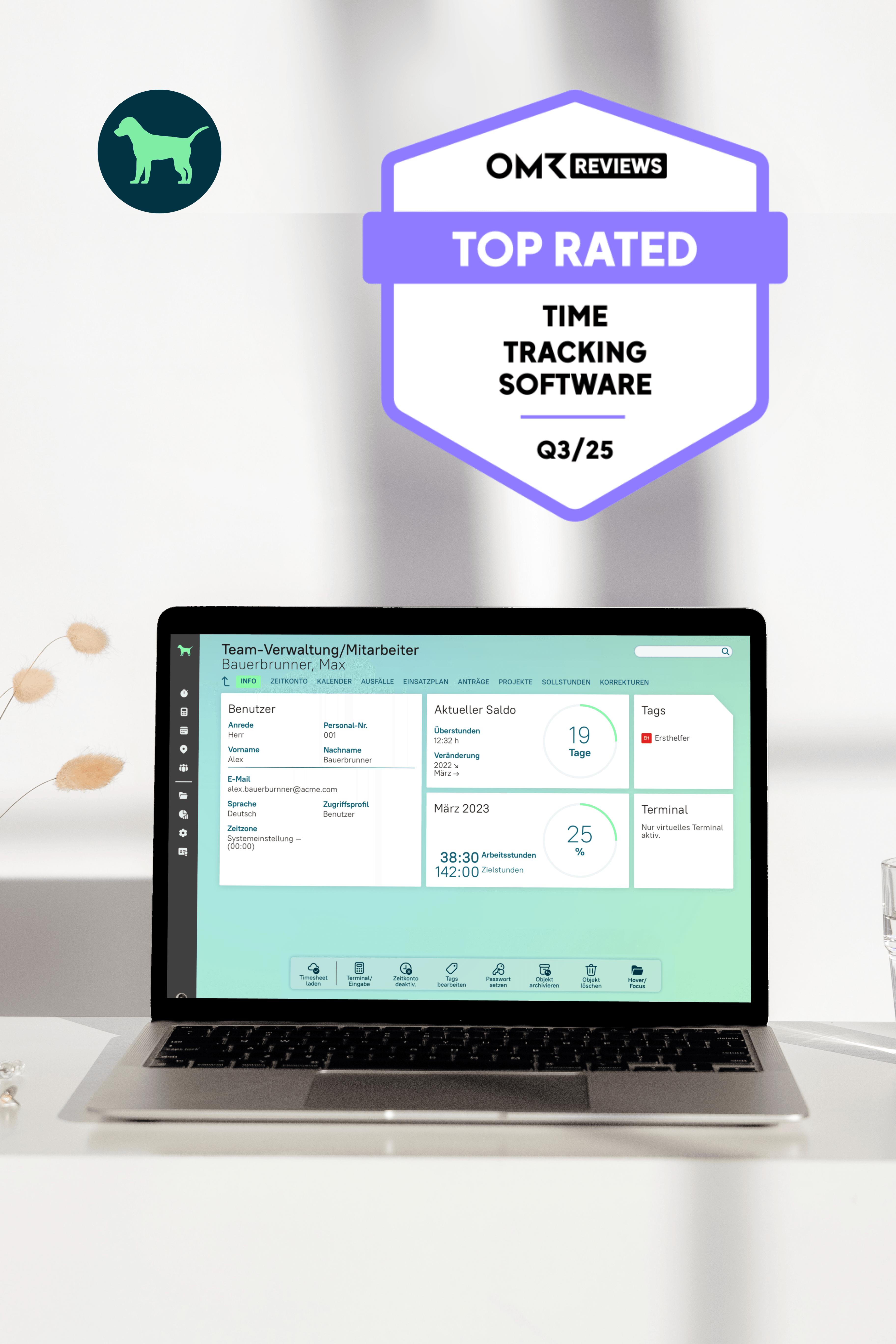Bild zeigt das Zeitkonto von askDANTE auf einem Laptop. Ăśber diesem ist das OMR Badge fĂĽr die Auszeichnung von askDANTE als top Zeiterfassung fĂĽr Unternehmen.