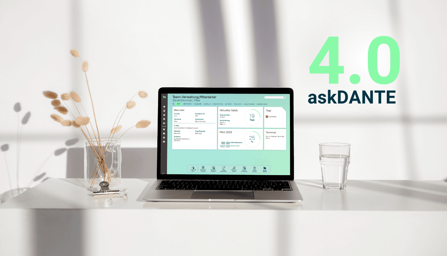 Screenshot der neuen Softwareversion askDANTE 4.0 auf einem Laptop platziert auf dem Tisch. Im Hintergrund steht ein Glas Wasser und eine Pflanze.