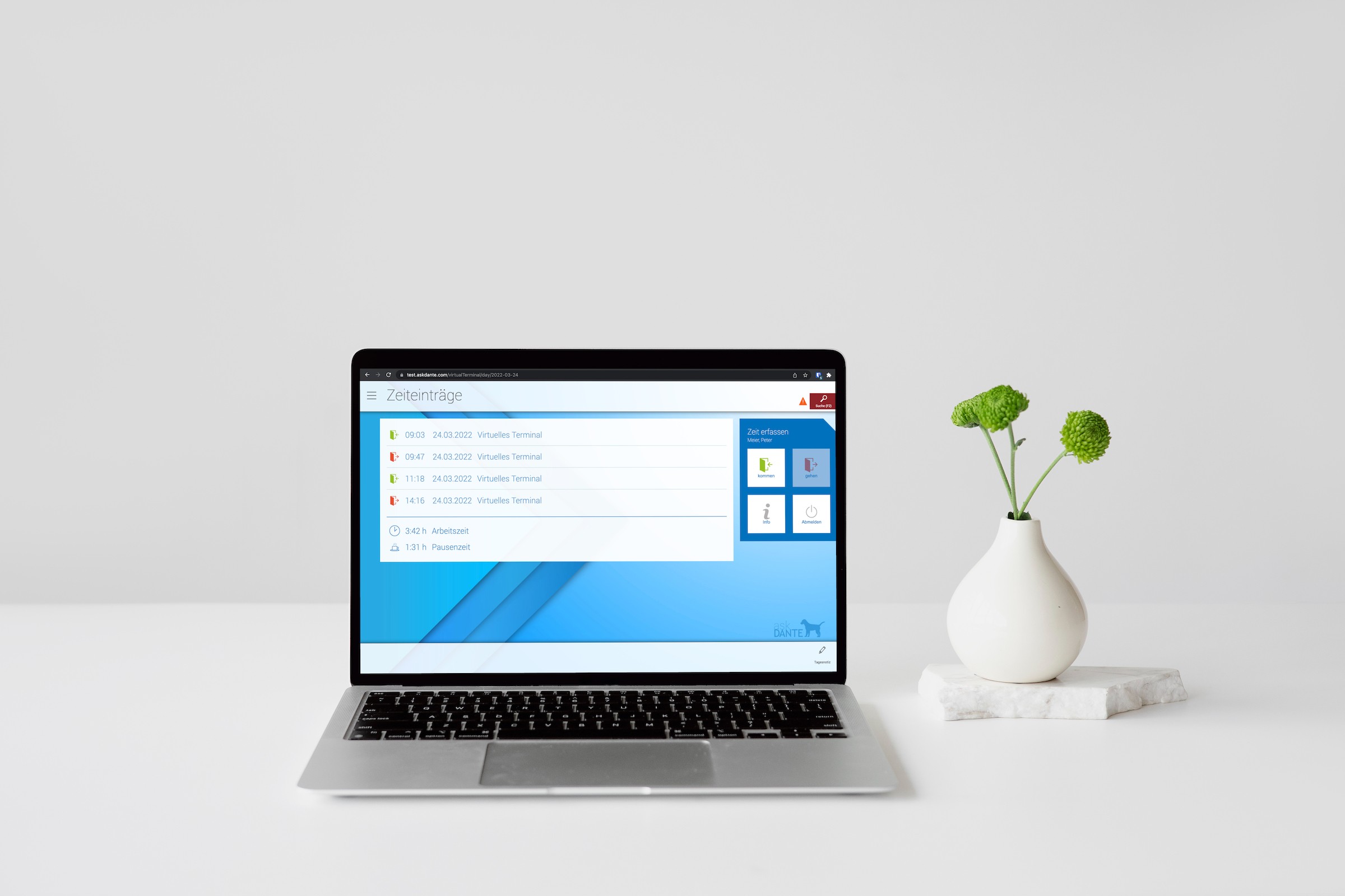 Macbook mit Screenshot der Zeiteintraege auf virtuellem Terminal von askDANTE. Im Hintergrund ist eine Vase mit grünen Blumen.