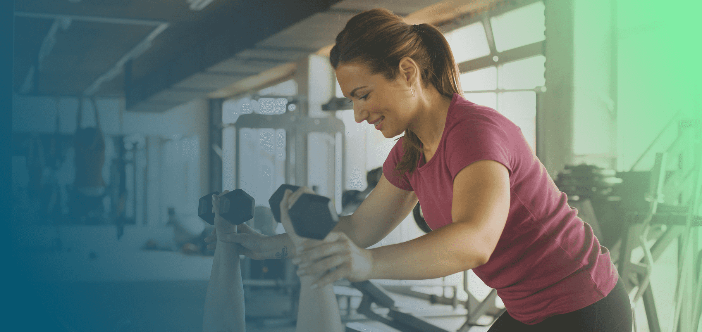 Header zeigt Personal Coach im Fitnessstudio bei der Unterstützung vom Hanteltraining.