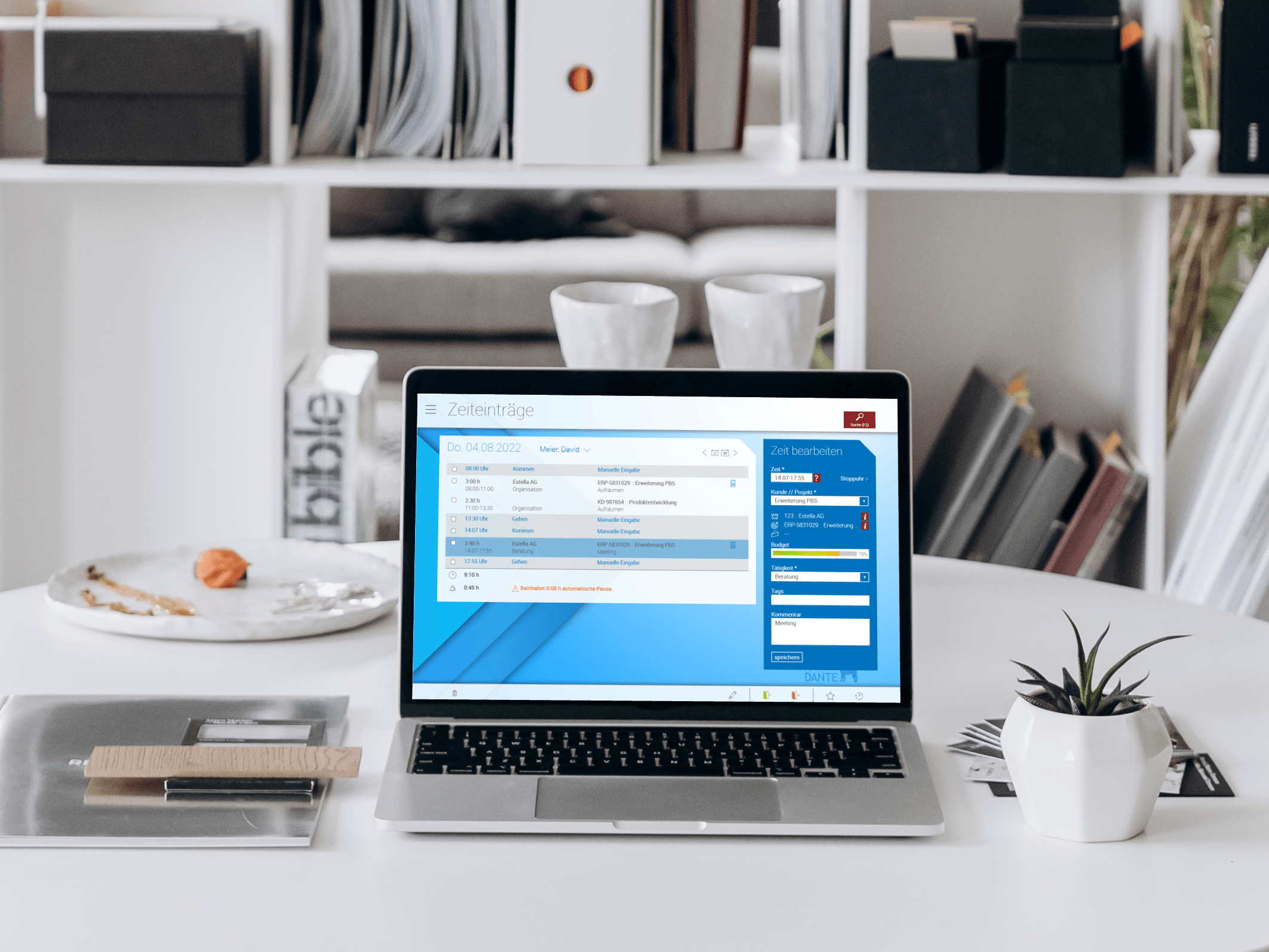 Laptop auf Schreibtisch zeigt erfasste Arbeitszeiten in askDANTE Zeiterfassung.