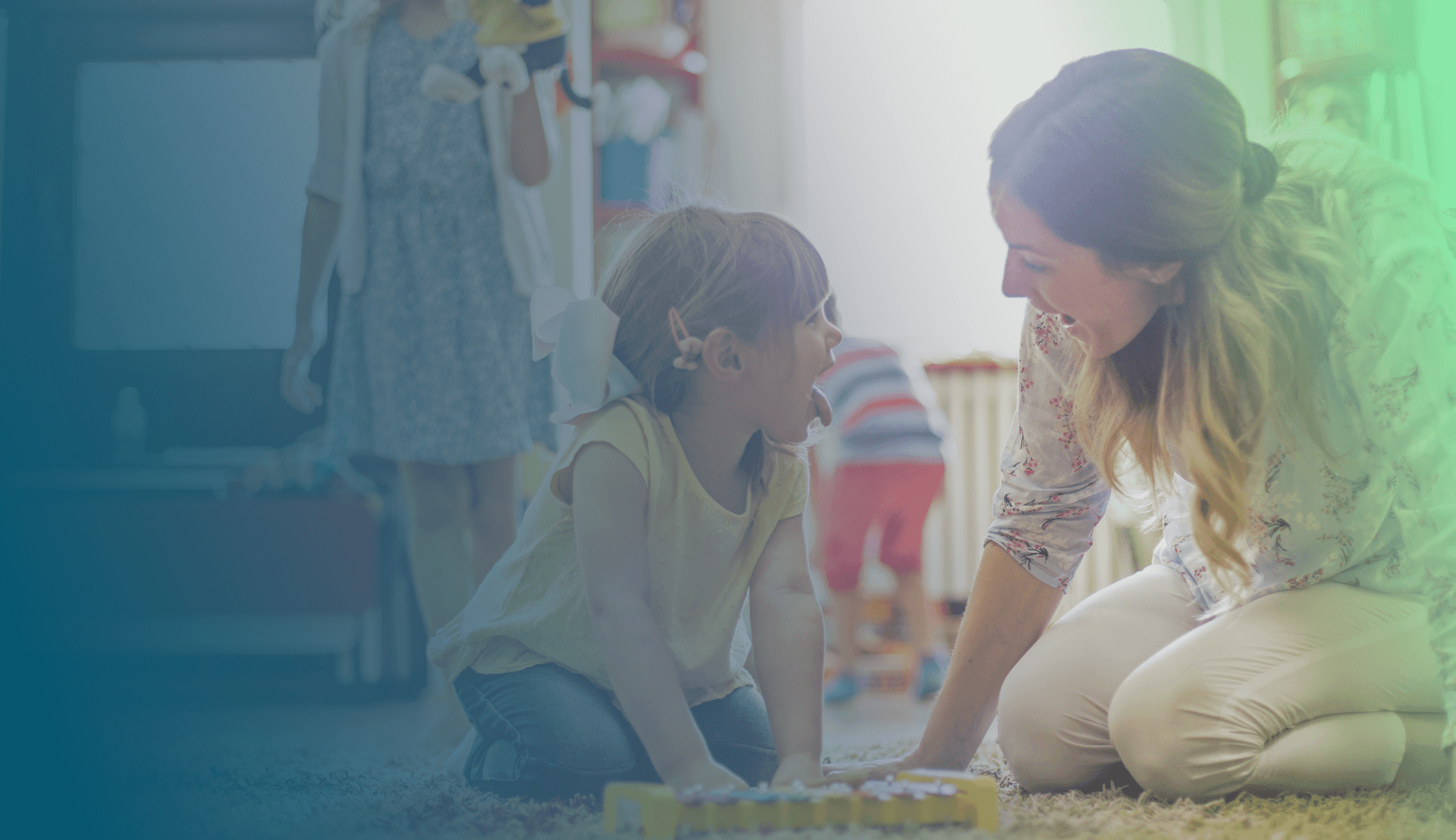 Header mit Kindergaertnerin und Kind in der Kita spielend. Szene im Rahmen der Zeiterfassung Kita.