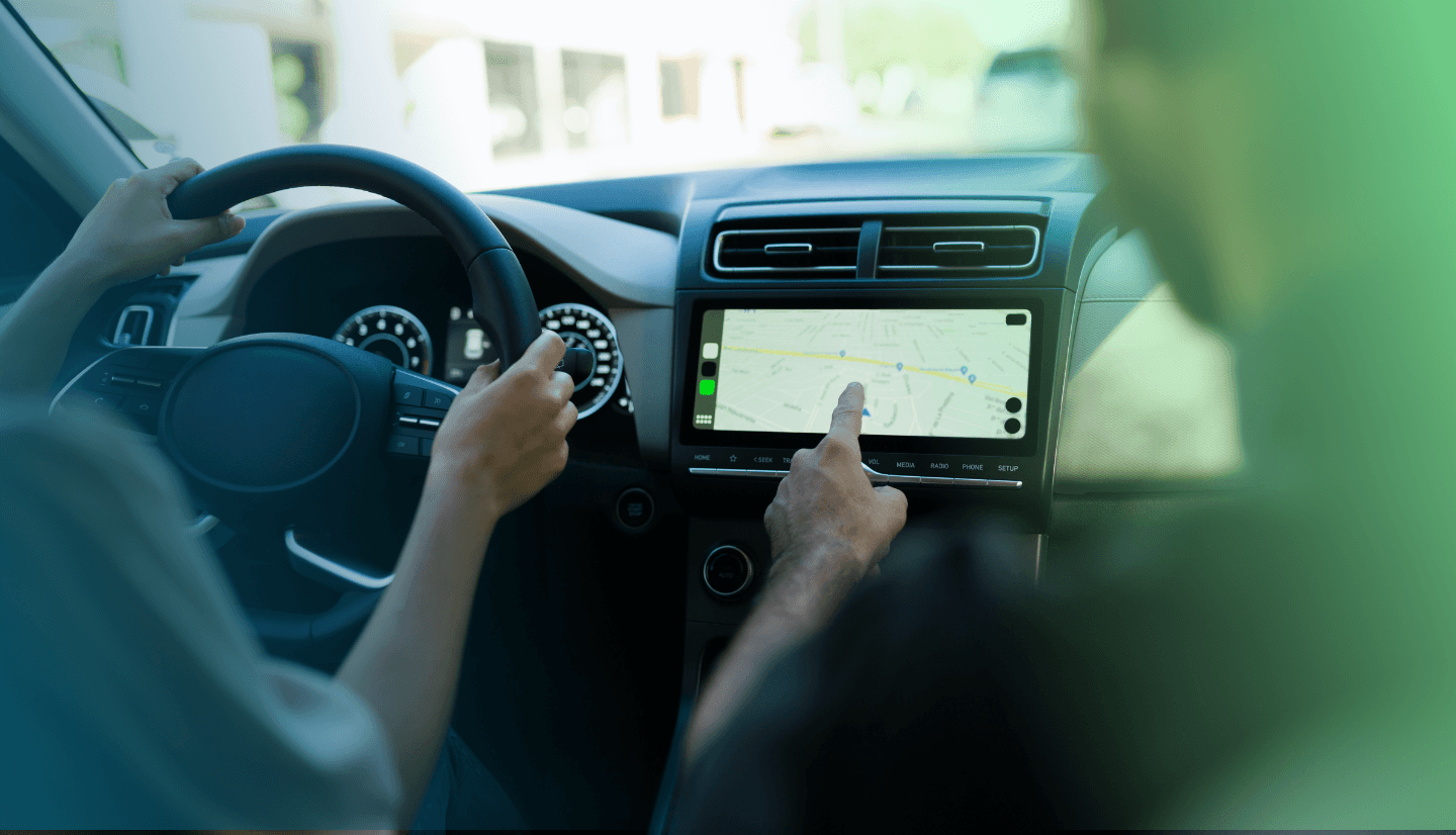 Header zeigt Navigationssystem im Automobil.