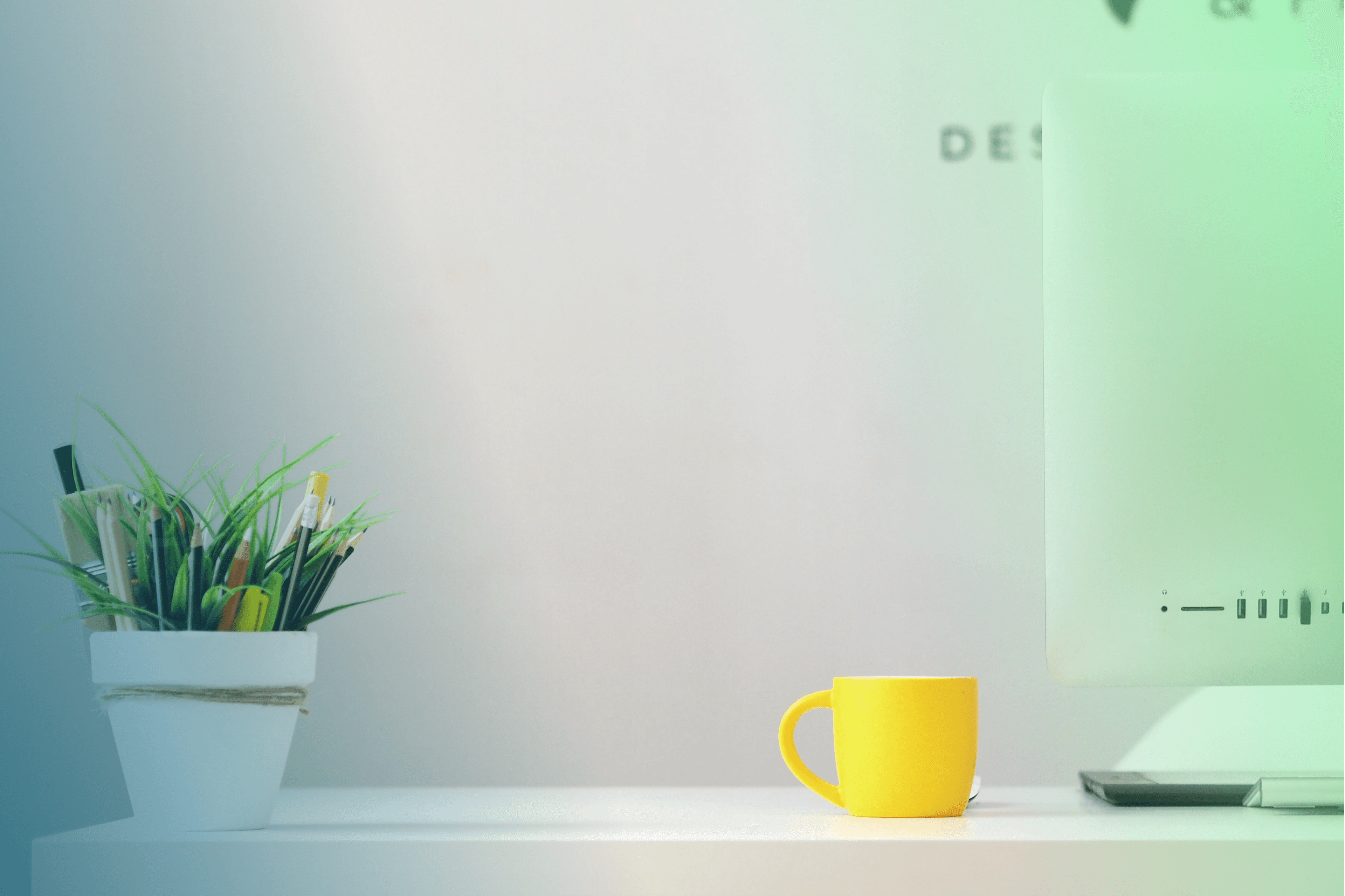 Header zeigt Schreibtisch mit Monitor, Vase, Stiften und gelber Kaffeetasse.