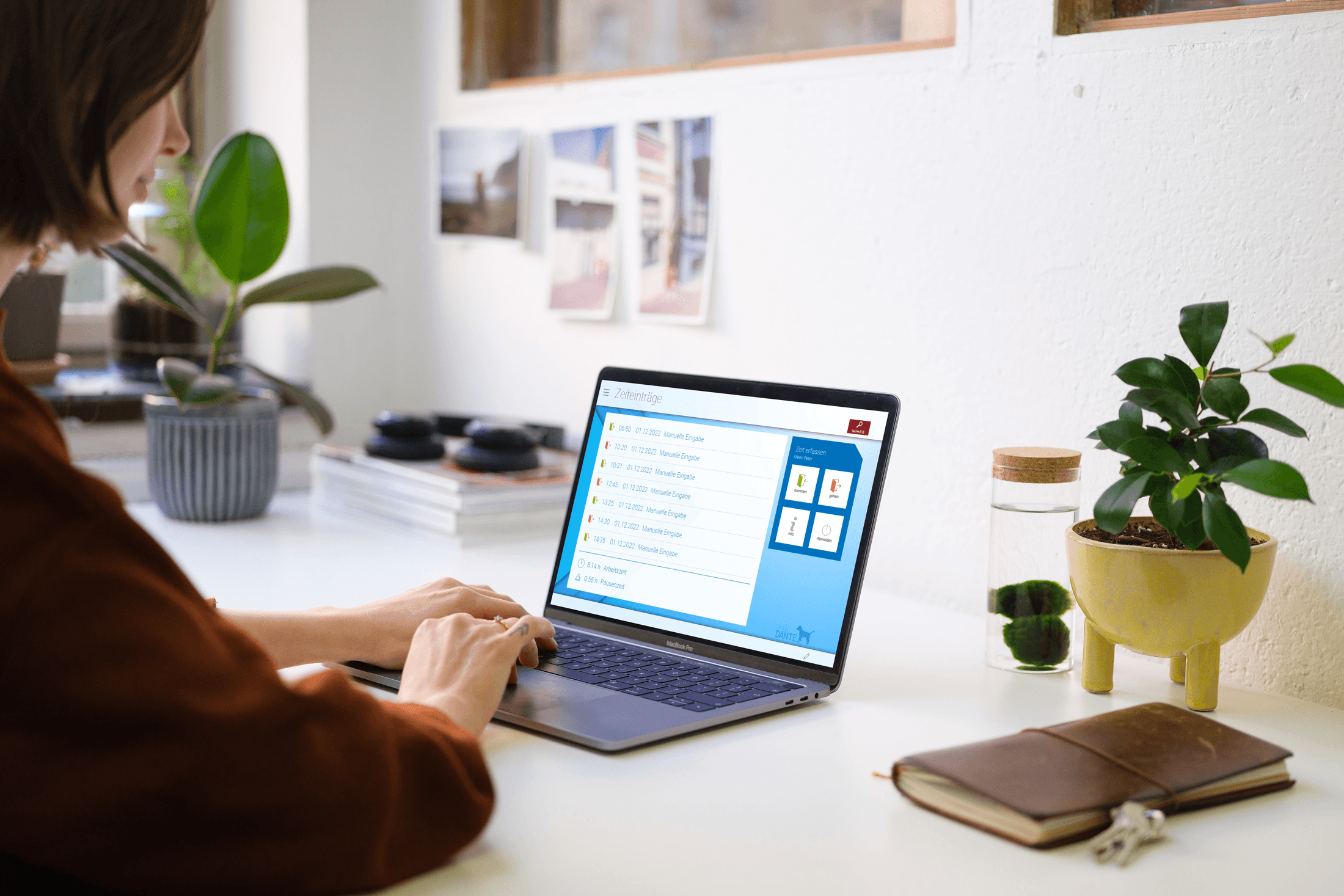 Frau am Schreibtisch und Laptop macht Zeiterfassung am PC und stempelt Arbeitszeiten digital am virtuellen Terminal von askDANTE.