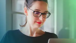 Header mit Frau mit Brille am Laptop zum Thema Hinweisgeberschutzgesetz.