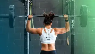 Header mit Frau im Fitnessstudio, die Gewichte hebt.