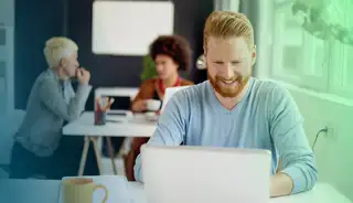 Header zeigt Mitarbeiter am Laptop, der mit dem askDANTE Schichtplan Kompakt arbeitet.