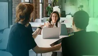 Header zeigt Freelancer-Team mit Laptop im Office, das mit askDANTE arbeitet.