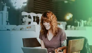 Header mit Frau und Laptop, die mit askDANTE zum Thema Feiertagszuschlag berechnen arbeitet.