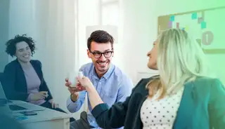 Header zeigt Team mit Kaffeetasse in Buero-Umgebung.