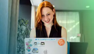 Header zeigt Frau mit Laptop, die im Arbeitszeitkonto von askDANTE arbeitet.