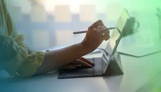 Header zeigt Hand, die mit Tablet Stift auf Tablet Schichtmodelle in askDANTE definiert.