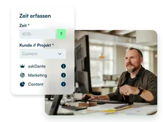 Bild zeigt einen Mitarbeiter vor dem PC sitzend, der von Toolbits aus der Projektzeiterfassung umgeben ist.