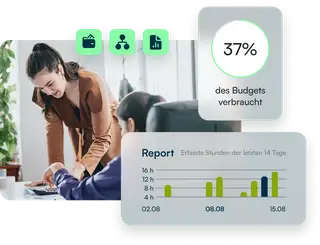Zwei Mitarbeiterinnen am Schreibtisch sind von Toolbits aus der digitalen Zeiterfassung für Architekten umgeben