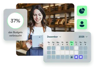 Lächelnde Mitarbeiterin in einer Bäckerei, die auf ein Tablet schaut und von Toolbits aus der digitalen Zeiterfassung für Kleinbetriebe und KMU umgeben ist