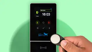 Header zeigt ein Zeiterfassungsterminal, das die Geschichte der Stechuhr repräsentiert.