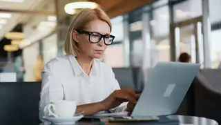 Headerbild zeigt eine Managerin, die am Laptop mithilfe von askDANTE Methoden der Zeitwirtschaft im Unternehmen etabliert.