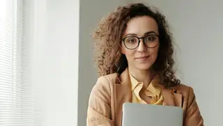 Headerbild zeigt Frau mit Laptop im Arm, für die Remote Arbeiten dank askDANTE zum Alltag gehört.