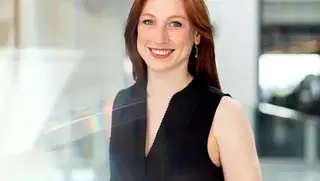 Headerbild zeigt HR Manager am Arbeitsplatz.