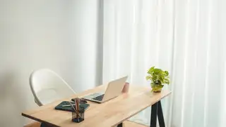 Headerbild zeigt den menschenleeren Schreibtisch eines Mitarbeiters, für den HR mit askDANTE die Fehlzeitenquote berechnen will.