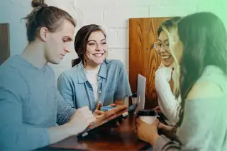 Header zeigt Team mit Laptop und Tablet beim Schichtplan erstellen mit askDANTE.