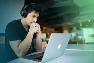 Header-Grafik zeigt Mann mit Laptop am Schreibtisch, der mit askDANTE über das Thema Arbeitszeittäuschung liest.