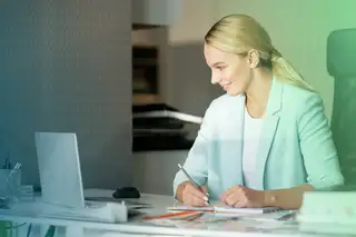 Headerbild zeigt Mitarbeiterin im Büro am Laptop, die zum Thema Arztbesuch während der Arbeitszeit mit askDANTE arbeitet.