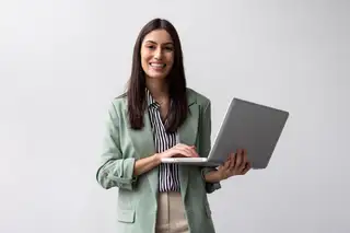 hr mitarbeiterin registriert sich fuer die kostenfreie zeiterfassung askdante