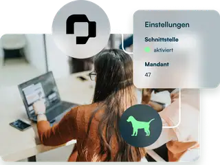 Grafik zeigt eine Mitarbeiter mit Brille von vorne oben die auf eine Glastafel schreibt und am Bildrand ein Toolbit, das die Schnittstelle zwischen Personio und askdante zeigt.